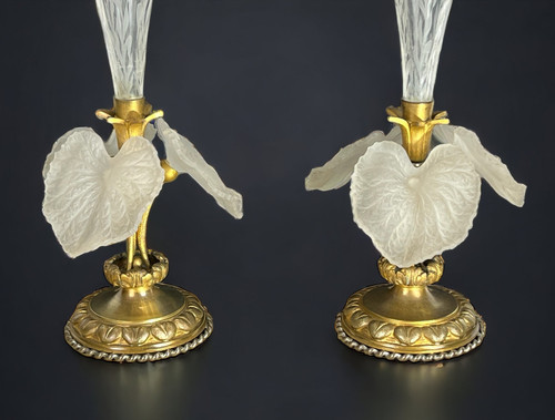 PAIR OF CORNET-SHAPED SOLIFLORAS WITH FLOWERS IN OPAQUE GLASS PASTE