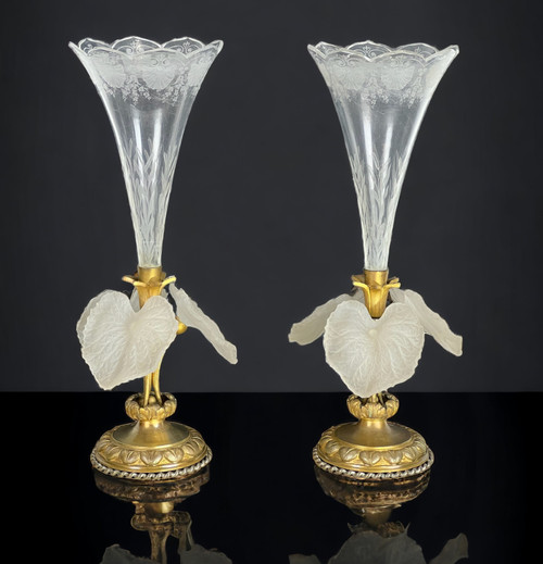 PAIR OF CORNET-SHAPED SOLIFLORAS WITH FLOWERS IN OPAQUE GLASS PASTE