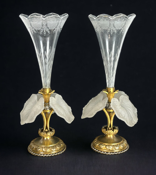 PAIR OF CORNET-SHAPED SOLIFLORAS WITH FLOWERS IN OPAQUE GLASS PASTE