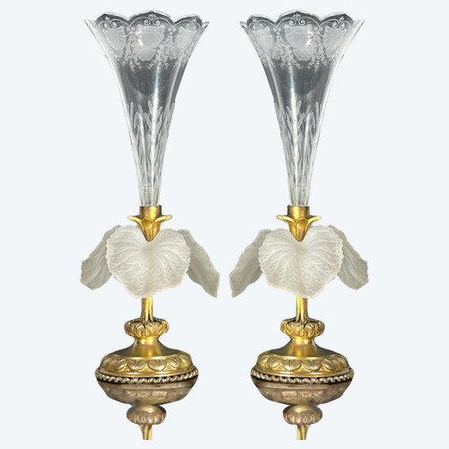 PAIR OF CORNET-SHAPED SOLIFLORAS WITH FLOWERS IN OPAQUE GLASS PASTE