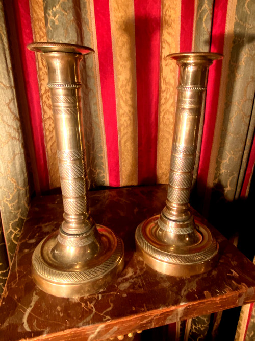 Very beautiful pair of First Empire period candlesticks in guilloché polished bronze called columnar