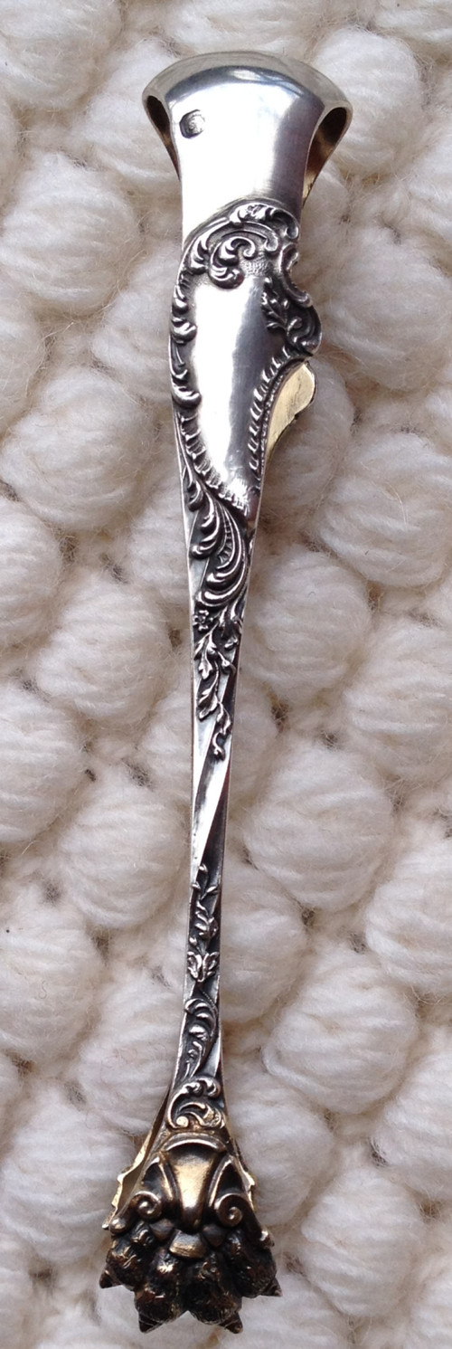 Lovely little sugar tongs in solid silver with neck brace hallmark