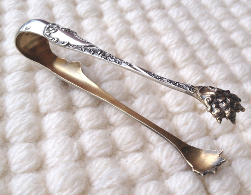 Lovely little sugar tongs in solid silver with neck brace hallmark