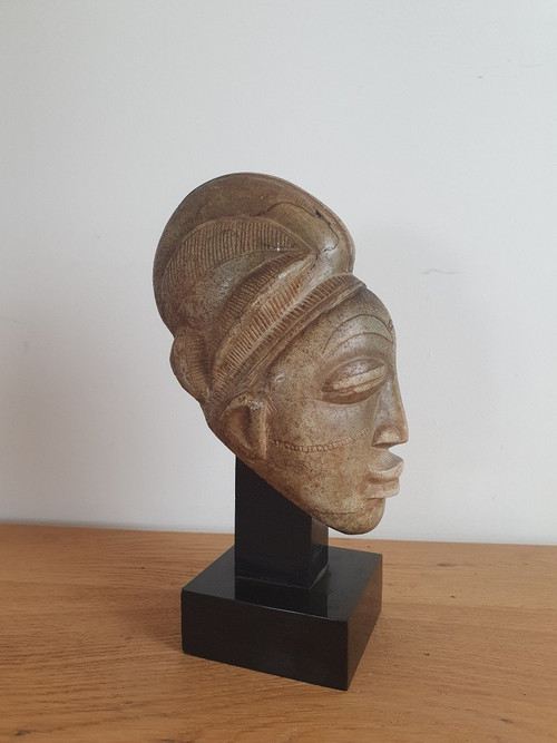 Testa di pietra di Mbigou, Maschera di Punu, Gabon, XX secolo.