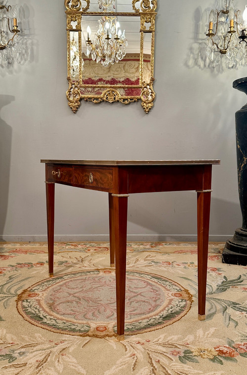 Kleiner, flacher Schreibtisch aus Mahagoni im Louis XVI-Stil Um 1800