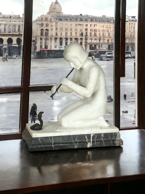 SCULTURA "GUGLIELMO PUGI" IN MARMO BIANCO ART DÉCO (INCANTATORE DI SERPENTI)