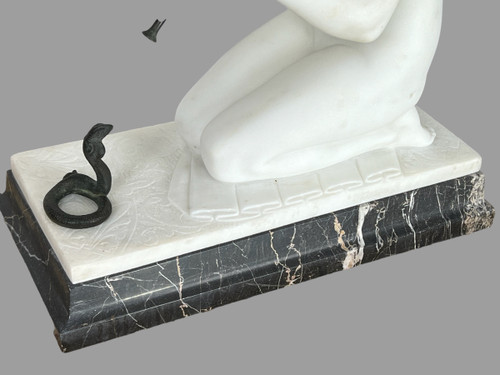 SCULTURA "GUGLIELMO PUGI" IN MARMO BIANCO ART DÉCO (INCANTATORE DI SERPENTI)