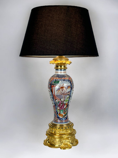 LAMPE CHINOISE EPOQUE 19eme EN PORCELAINE POLYCHROME ORNÉE DE BRONZE DORÉ