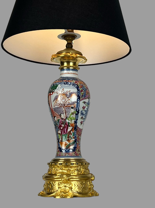 LAMPE CHINOISE EPOQUE 19eme EN PORCELAINE POLYCHROME ORNÉE DE BRONZE DORÉ