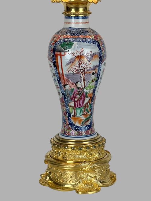 LAMPE CHINOISE EPOQUE 19eme EN PORCELAINE POLYCHROME ORNÉE DE BRONZE DORÉ