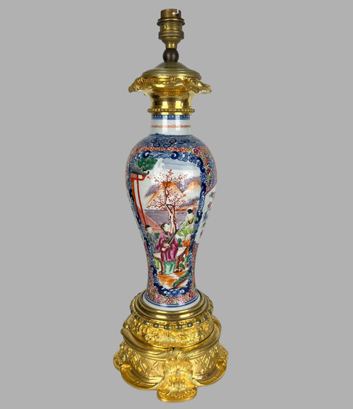 LAMPE CHINOISE EPOQUE 19eme EN PORCELAINE POLYCHROME ORNÉE DE BRONZE DORÉ