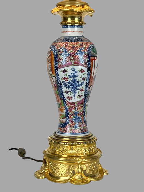 LAMPE CHINOISE EPOQUE 19eme EN PORCELAINE POLYCHROME ORNÉE DE BRONZE DORÉ