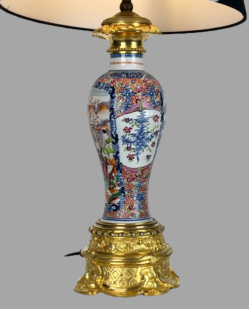 LAMPE CHINOISE EPOQUE 19eme EN PORCELAINE POLYCHROME ORNÉE DE BRONZE DORÉ