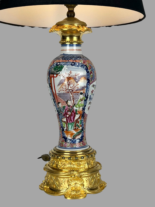 LAMPE CHINOISE EPOQUE 19eme EN PORCELAINE POLYCHROME ORNÉE DE BRONZE DORÉ