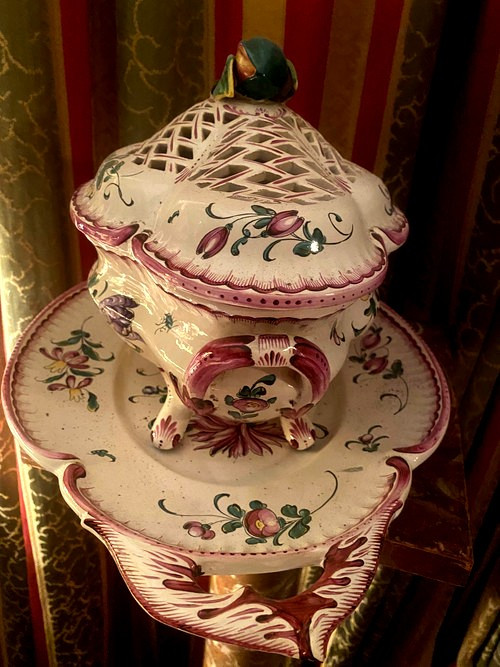 Beautiful large earthenware tureen decorated with flowers and its tray from Hannong 19th century with openwork lid in the Louis XV style.