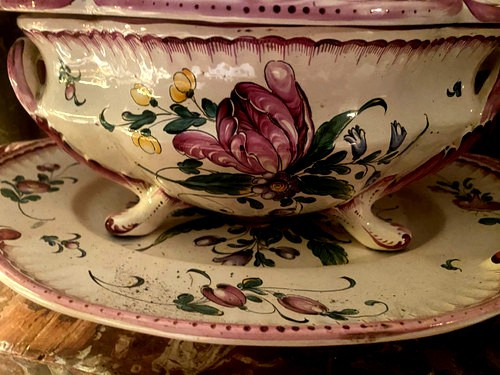 Beautiful large earthenware tureen decorated with flowers and its tray from Hannong 19th century with openwork lid in the Louis XV style.