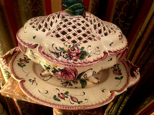 Beautiful large earthenware tureen decorated with flowers and its tray from Hannong 19th century with openwork lid in the Louis XV style.