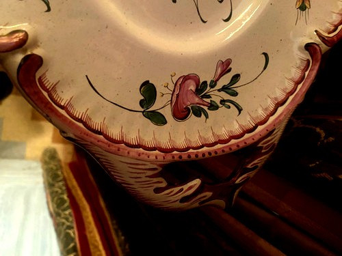 Beautiful large earthenware tureen decorated with flowers and its tray from Hannong 19th century with openwork lid in the Louis XV style.