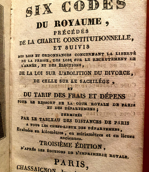 Un fort volume in 16 " Les six codes " du Royaume (Charles X )  troisième Edition à Paris chez Chassaignon 1828