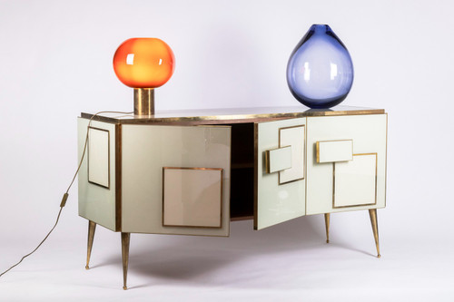 Credenza geometrica in vetro e ottone dorato. Opera italiana contemporanea.