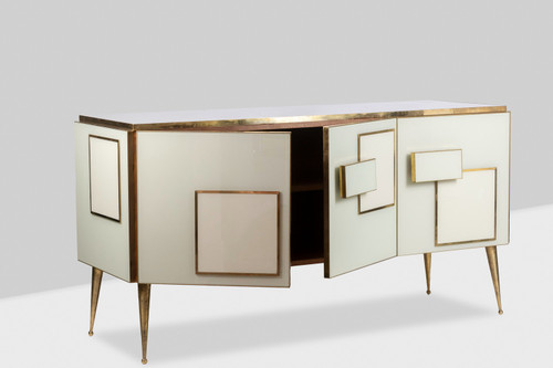 Credenza geometrica in vetro e ottone dorato. Opera italiana contemporanea.