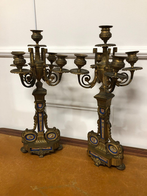 Coppia Di Candelabri In Bronzo E Piatti In Porcellana Stile Luigi XVI