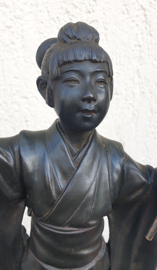 Junge Frau mit Regenschirm, Bronze Japan, Meiji, 19. Jahrhundert