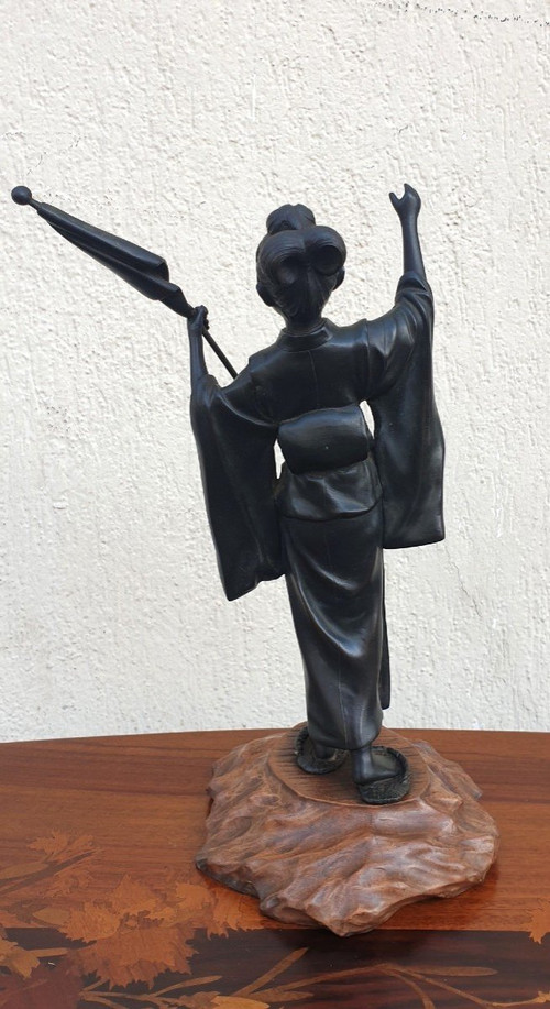 Junge Frau mit Regenschirm, Bronze Japan, Meiji, 19. Jahrhundert