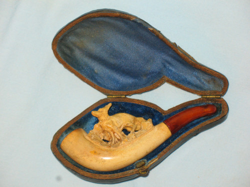 Meerschaum and amber pipe in its original case depicting a fox from the 19th century.