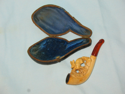 Meerschaum and amber pipe in its original case depicting a fox from the 19th century.