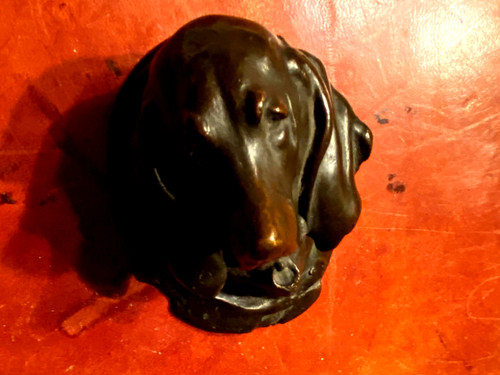 Very beautiful Basset Hound head in bronze with a beautiful patina from the 19th century oval wall sculpture