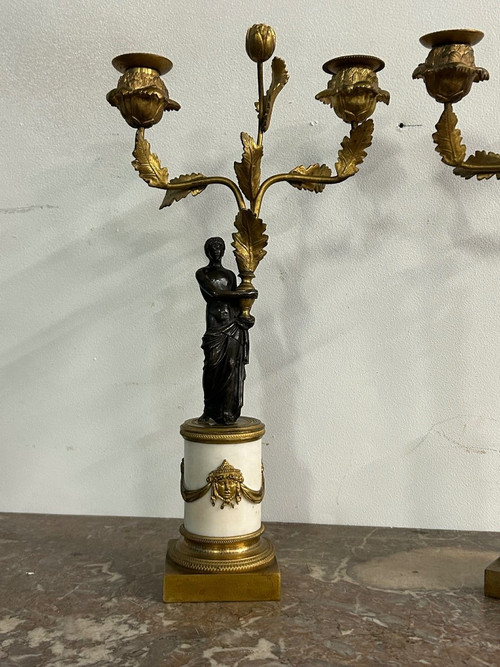 Coppia di candelabri in bronzo dorato patinato e marmo impero