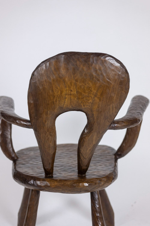 Maison Chevalier, Fauteuil Brutaliste en bois gougé. Années 1960.