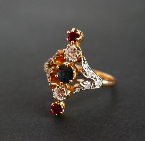 Marquise-Ring mit Diamanten, Saphiren und Rubinen.