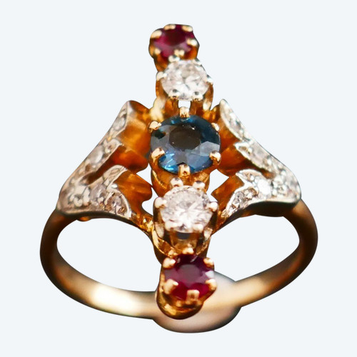 Marquise-Ring mit Diamanten, Saphiren und Rubinen.