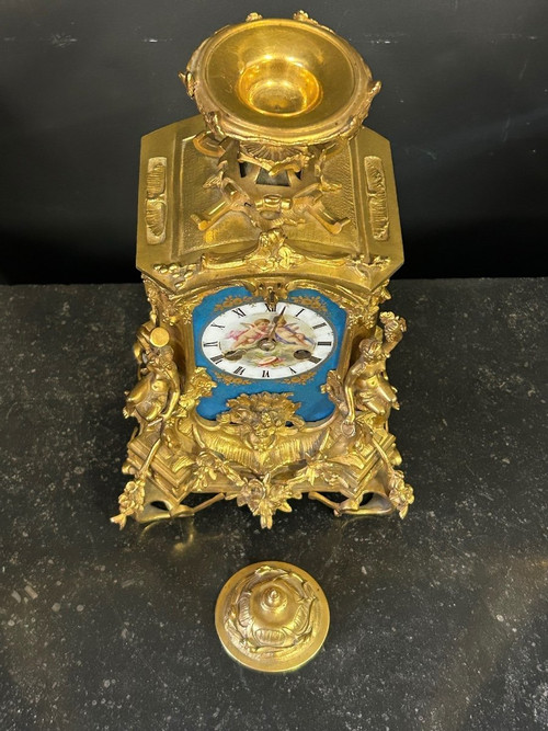 Orologio In Bronzo Dorato E Piatti In Porcellana Del Periodo Napoleone III