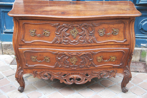 Beautiful Walnut Chest of Drawers Nimes, 18th century