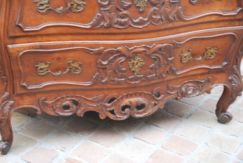 Beautiful Walnut Chest of Drawers Nimes, 18th century