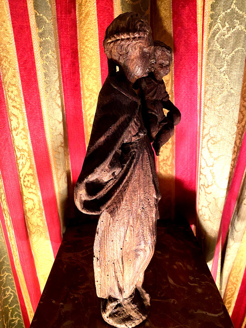 Madonna col Bambino scolpita in legno resinoso in piedi di lavorazione montana del XVIII secolo