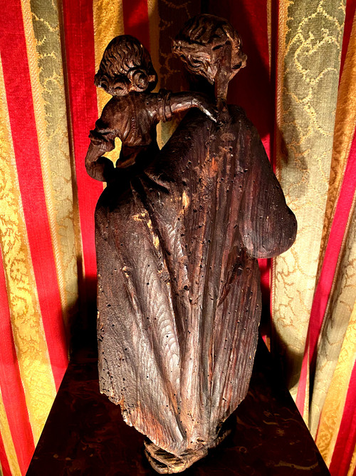 Madonna col Bambino scolpita in legno resinoso in piedi di lavorazione montana del XVIII secolo