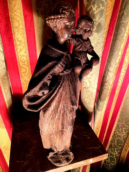 Madonna col Bambino scolpita in legno resinoso in piedi di lavorazione montana del XVIII secolo