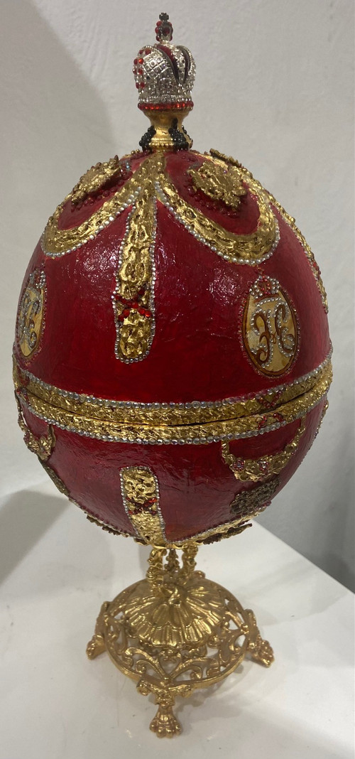 Egg-shaped jewelry box in boiled cardboard decorated with garlands, figures, double-headed eagles