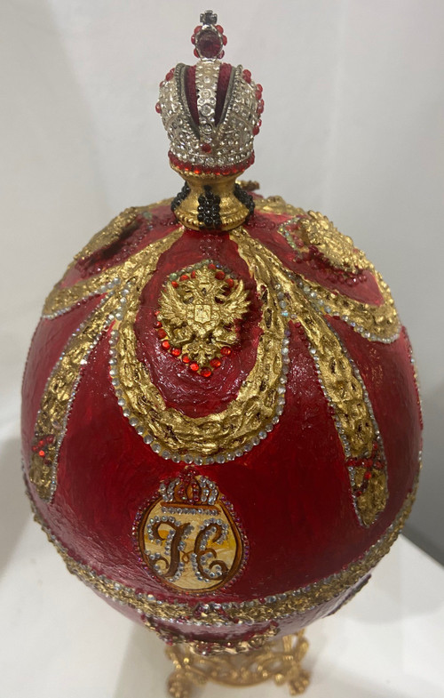 Egg-shaped jewelry box in boiled cardboard decorated with garlands, figures, double-headed eagles