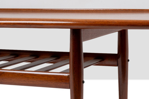 Grete Jalk pour Glostrup. Table basse « GJ106 » en teck. Années 1960.