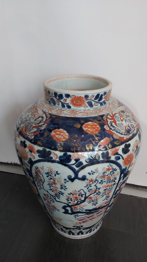 Imari 19th century covered vase