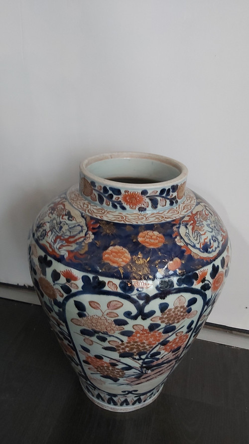 Imari 19th century covered vase