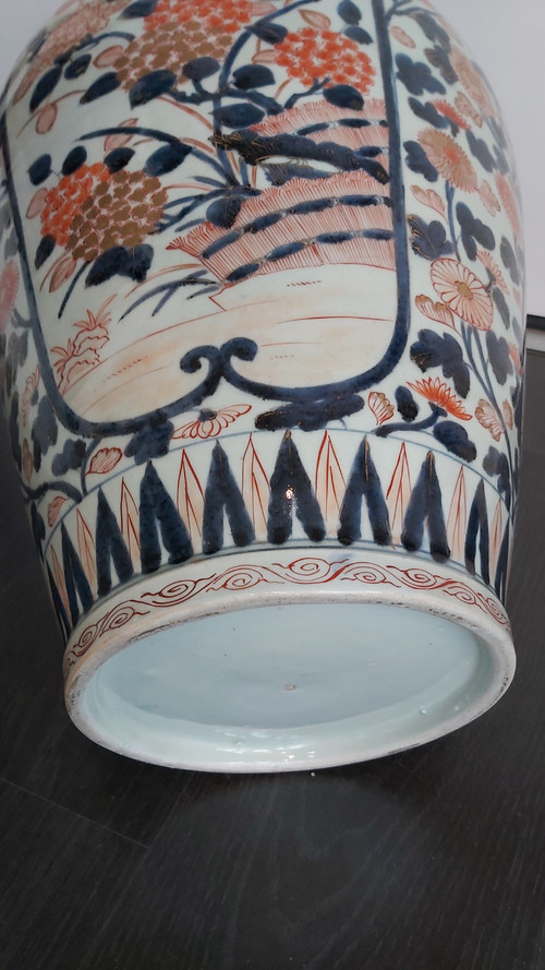 Imari 19th century covered vase