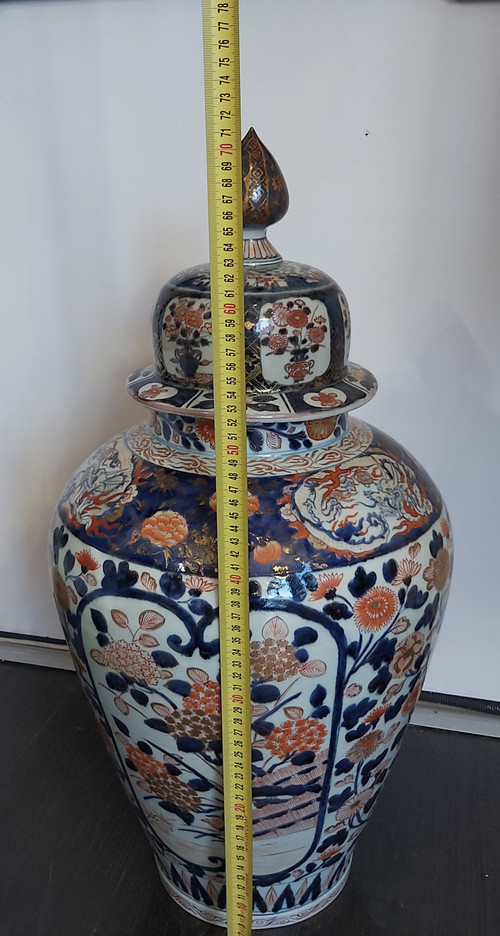 Imari 19th century covered vase