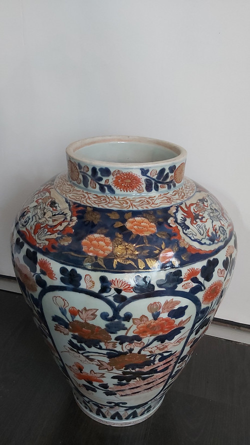 Imari 19th century covered vase