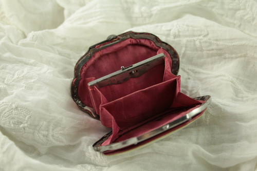 Purse, or box, in mother-of-pearl with monogrammed cartridge late 19th century